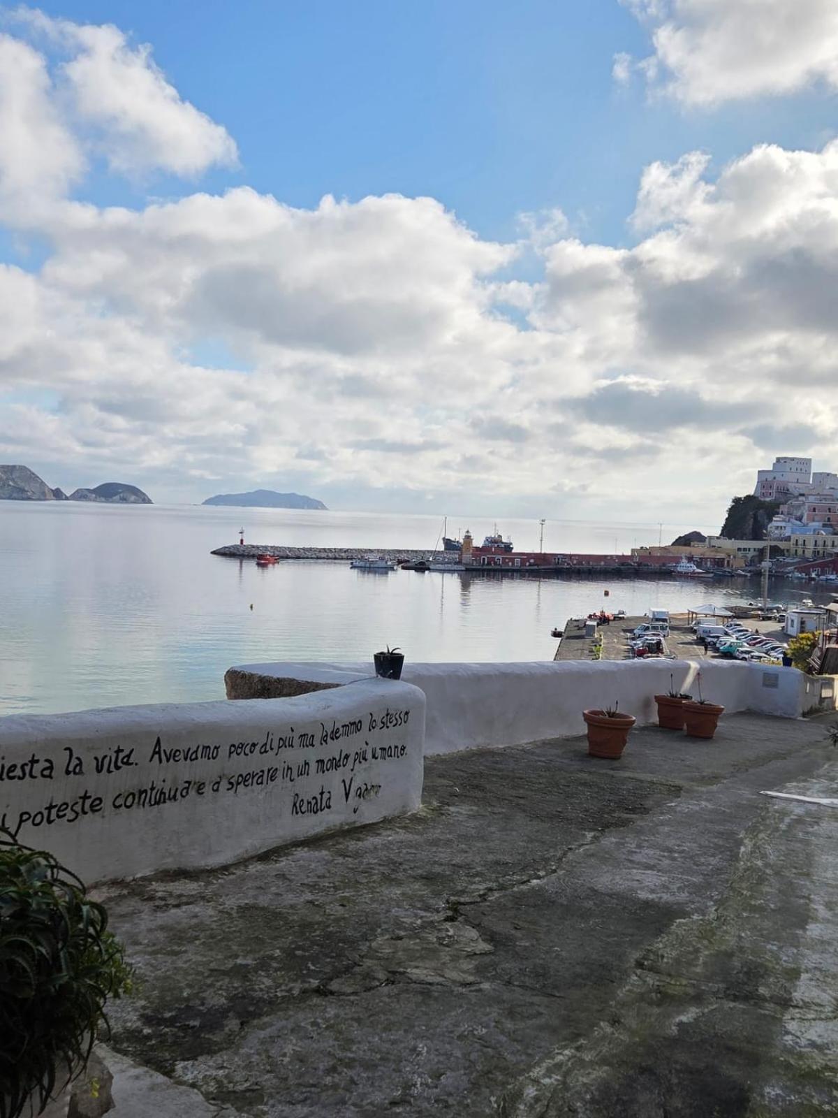 Agenzia Aprea Appartamenti Ponza Exterior photo